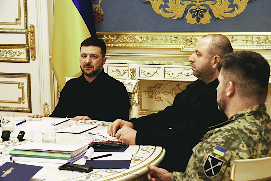 Wolodymyr Selenskyj und Rustem Umjerow bei Gesprächen über die ukrainische Sicherheits- und Verteidigungspolitik.