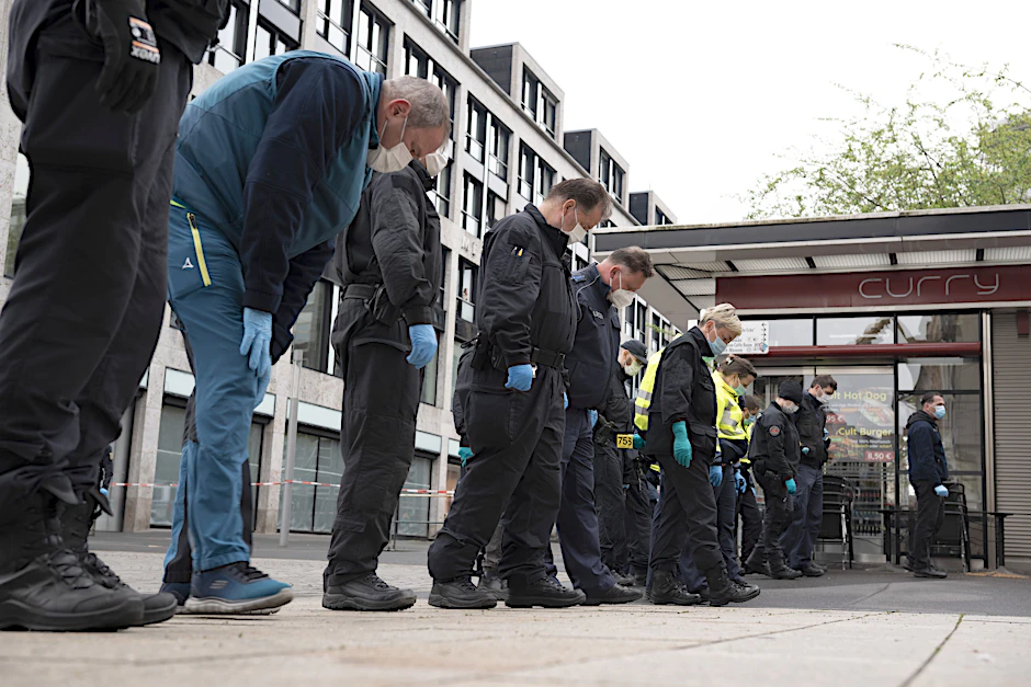Nach der Amokfahrt im Leipziger Stadtzentrum: Polizisten suchen nach Spuren.