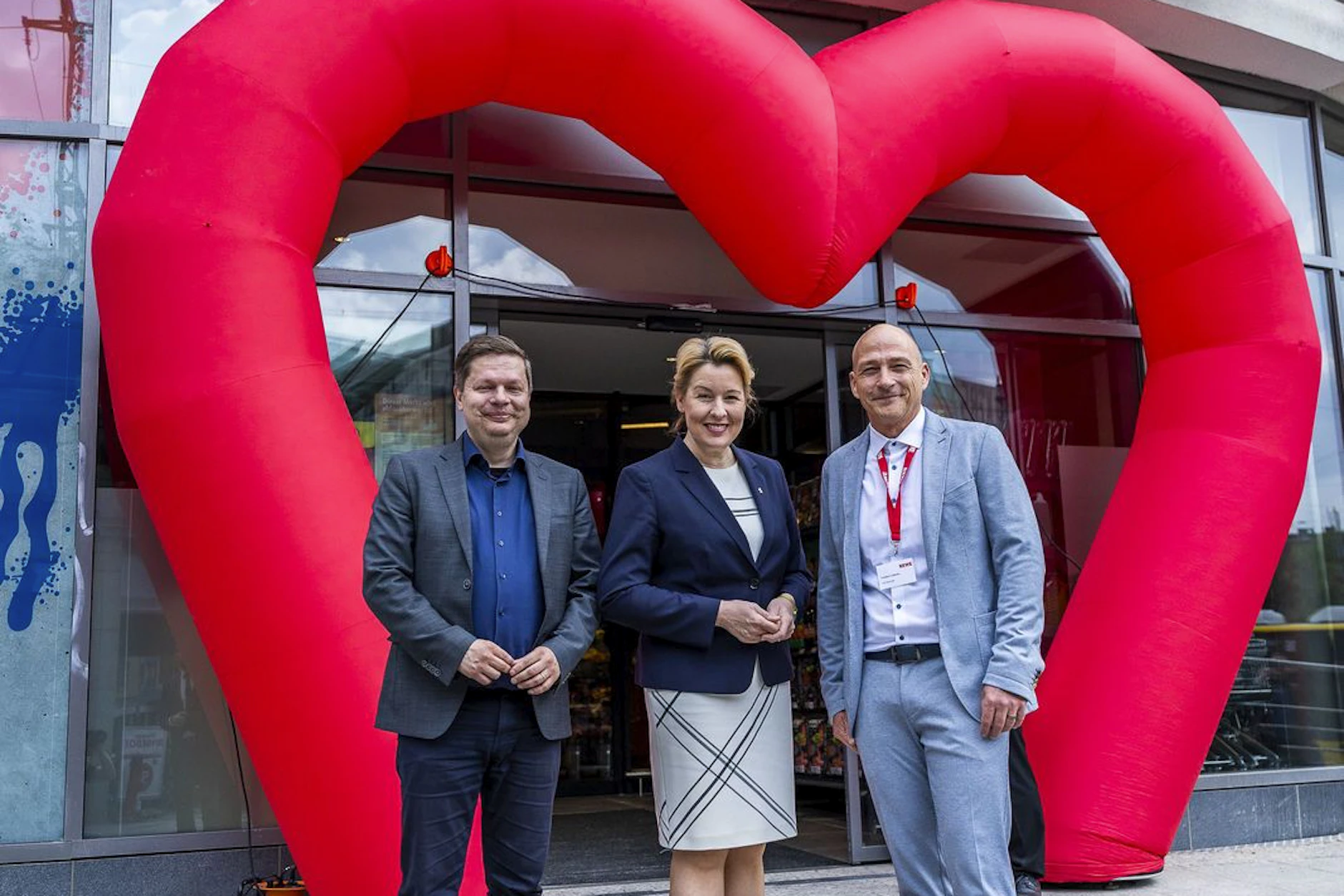 Martin Schäfer, Bezirksbürgermeister von Lichtenberg, Wirtschaftssenatorin Franziska Giffey und Torsten Tydecks REWE Vertriebsleiter vor dem Ring Center 3.