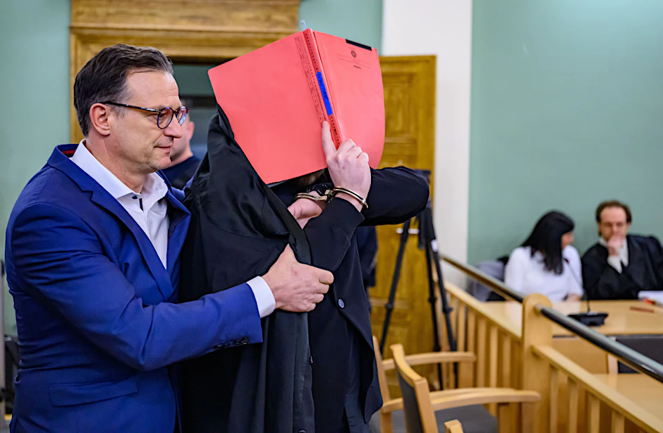 Der Angeklagte und sein Anwalt im Gerichtssaal