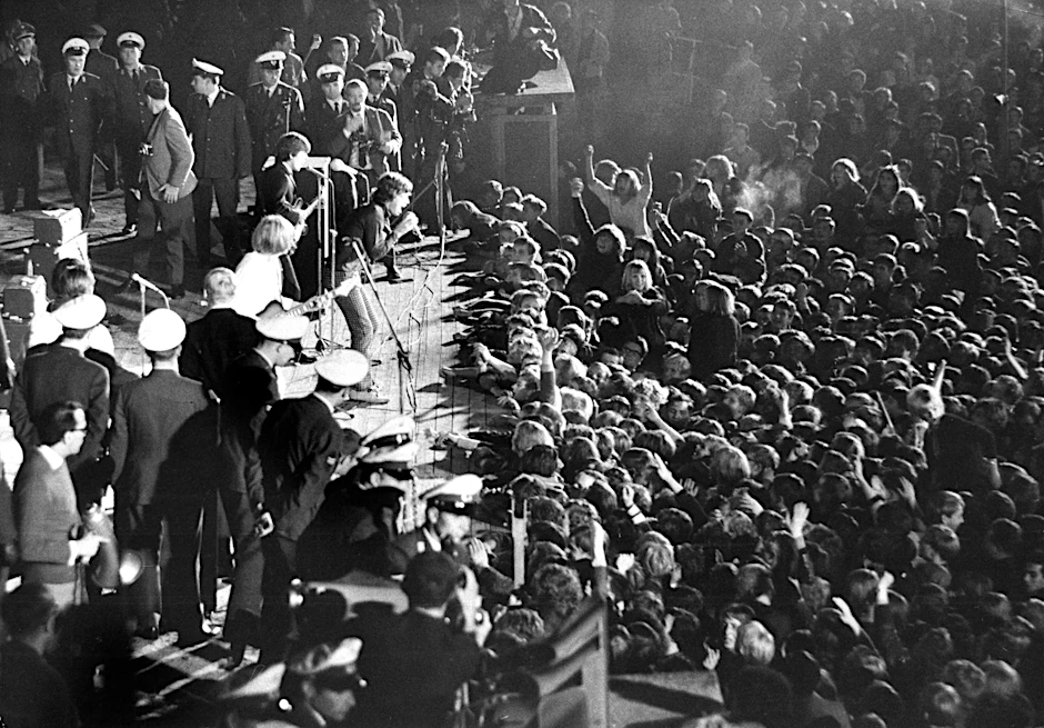 Die Rolling Stones 1965 in der Waldbühne, umringt von Polizisten