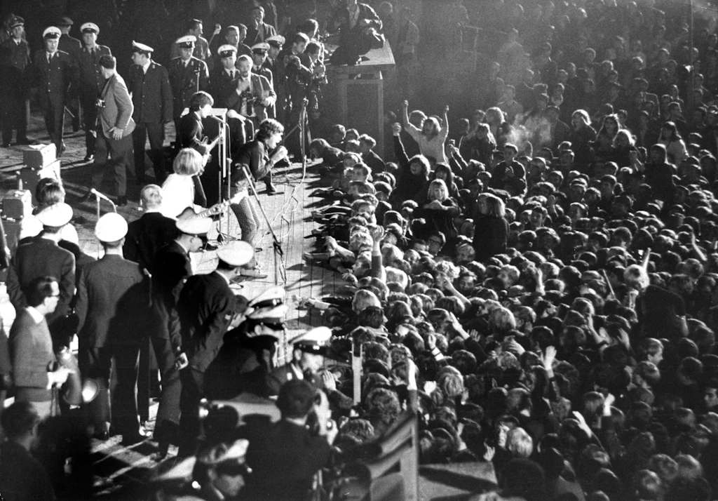 Die Rolling Stones 1965 in der Waldbühne, umringt von Polizisten