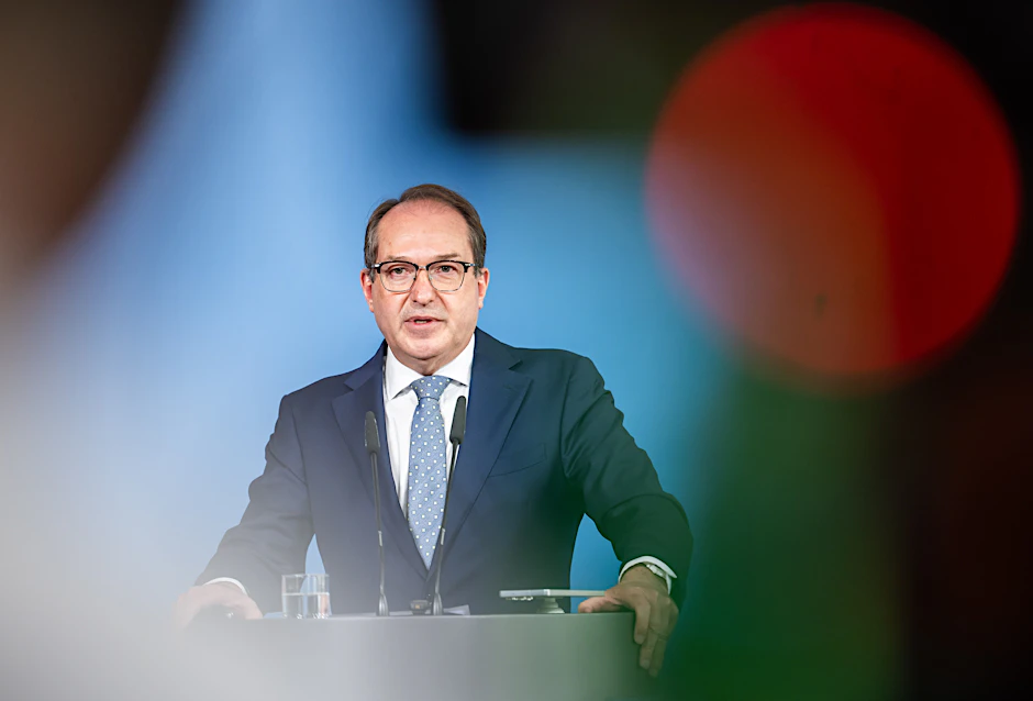 Bundesinnenminister Alexander Dobrindt (CSU) will dem Verfassungsschutz mehr Befugnisse einräumen.
