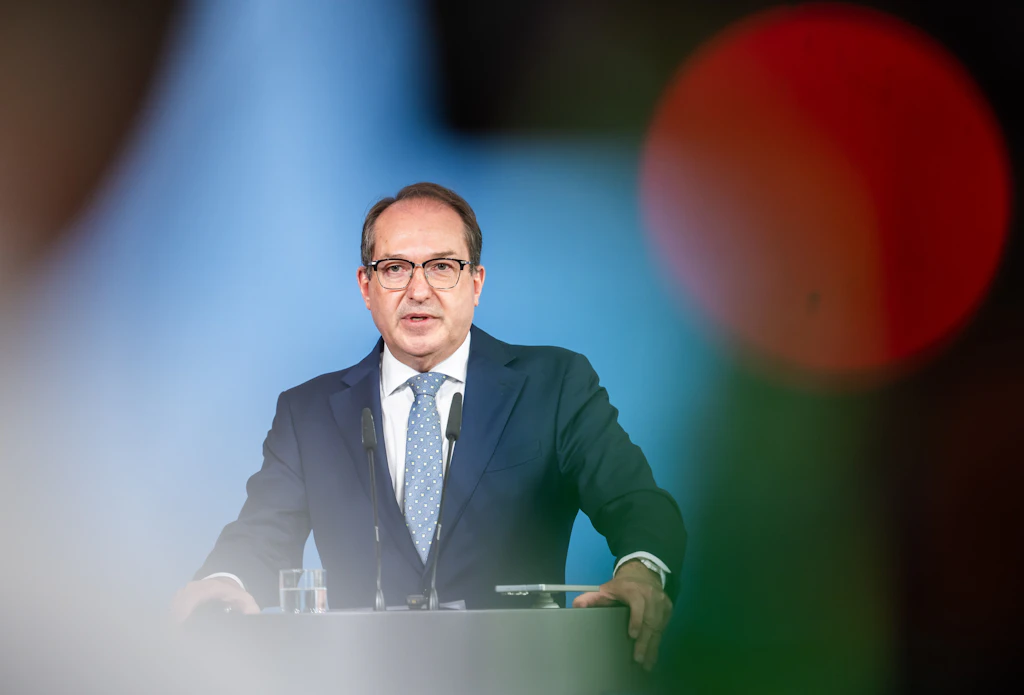 Dobrindt will Nachrichtendienste zu „echtem Geheimdienst“ ausbauen