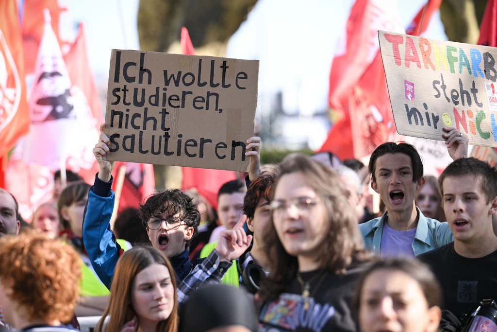 „Nie wieder Krieg!“: Schüler streiken bundesweit gegen die Wehrpflicht