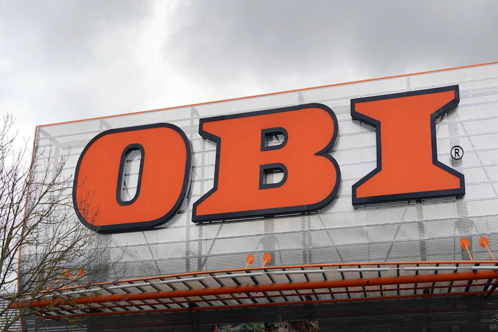 Baumärkte streiten vor Gericht: BGH prüft Schutz der Farbe Orange für Obi