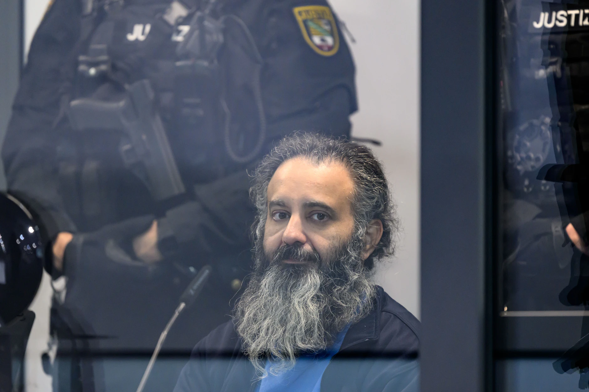 Der Angeklagte Taleb al-Abdulmohsenhat die Tat in Magdeburg, bei der im Dezember 2024 sechs Menschen auf dem Weihnachtsmarkt starben, gestanden. Er befindet sich noch im laufenden Prozess.