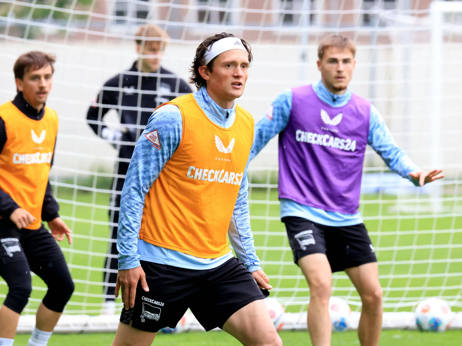 Fabian Reese mit einem Trainingsleibchen. Auch hier steht CheckCars24 drauf. Aber nicht mehr lange.