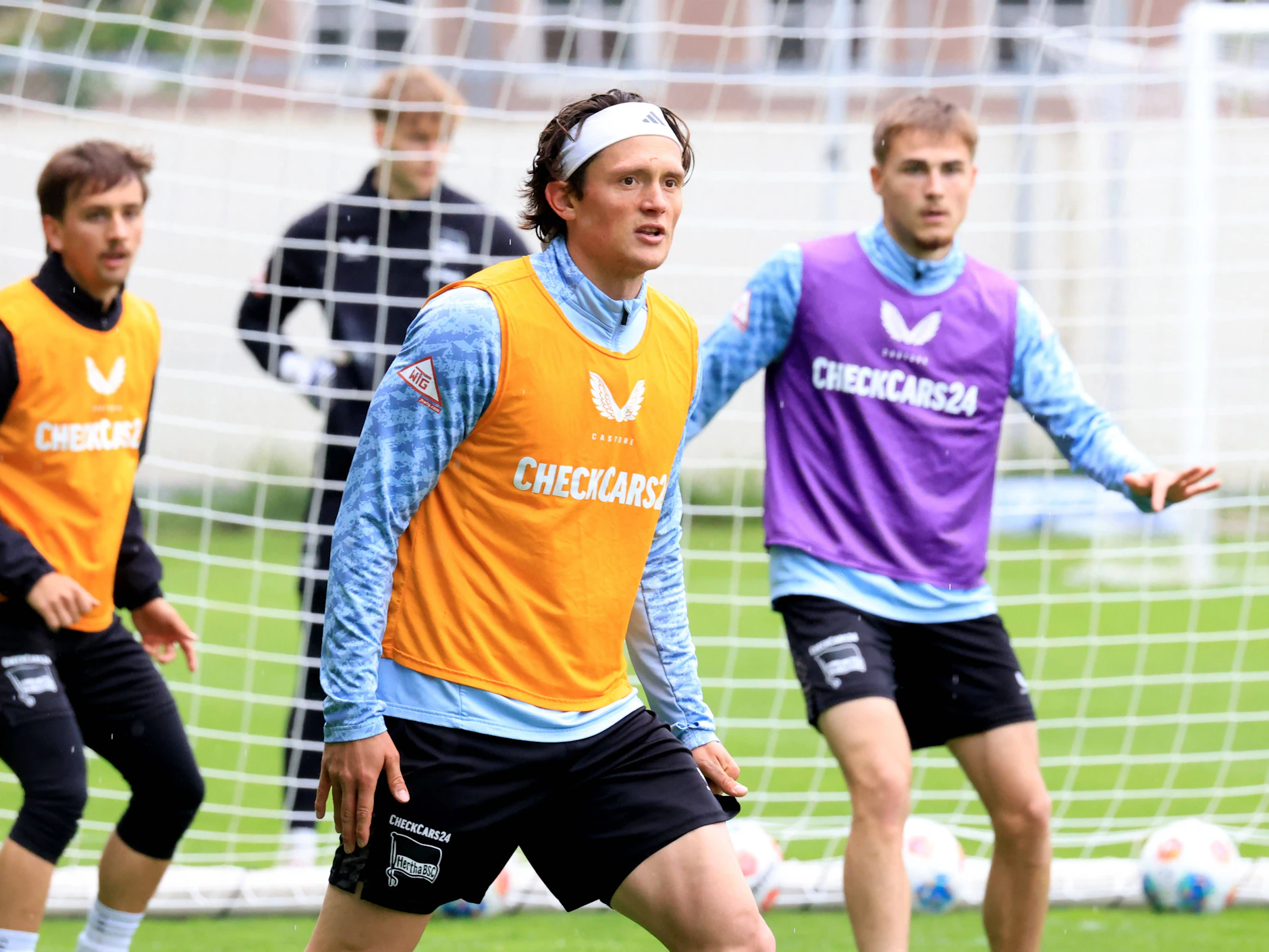 Fabian Reese mit einem Trainingsleibchen. Auch hier steht CheckCars24 drauf. Aber nicht mehr lange.