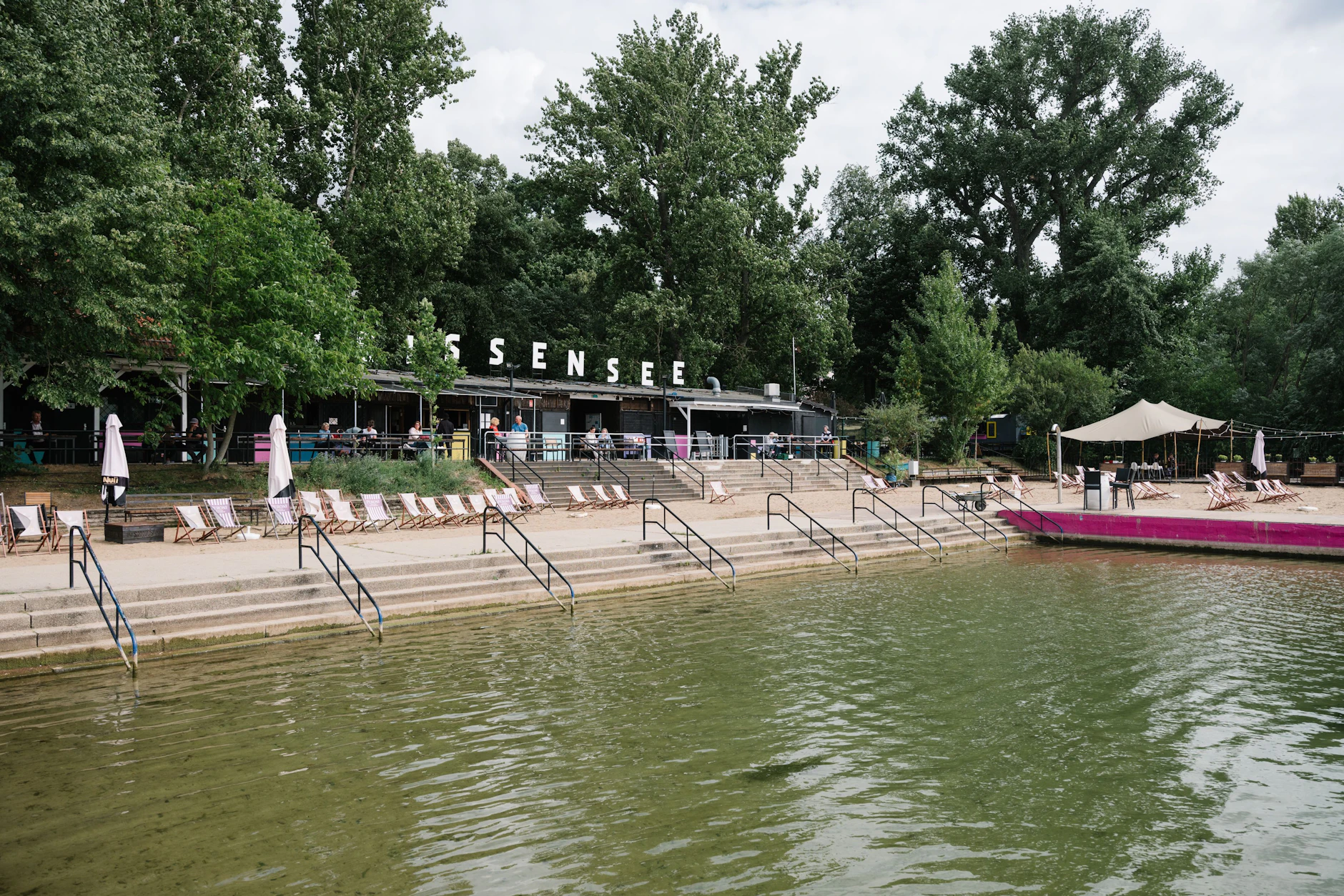 Blick auf den Nichtschwimmerbereich des Strandbads Weißensee.