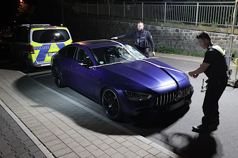 Polizeibeamte des Verkehrsunfall-Aufnahmeteams sichern Spuren am Fahrzeug.