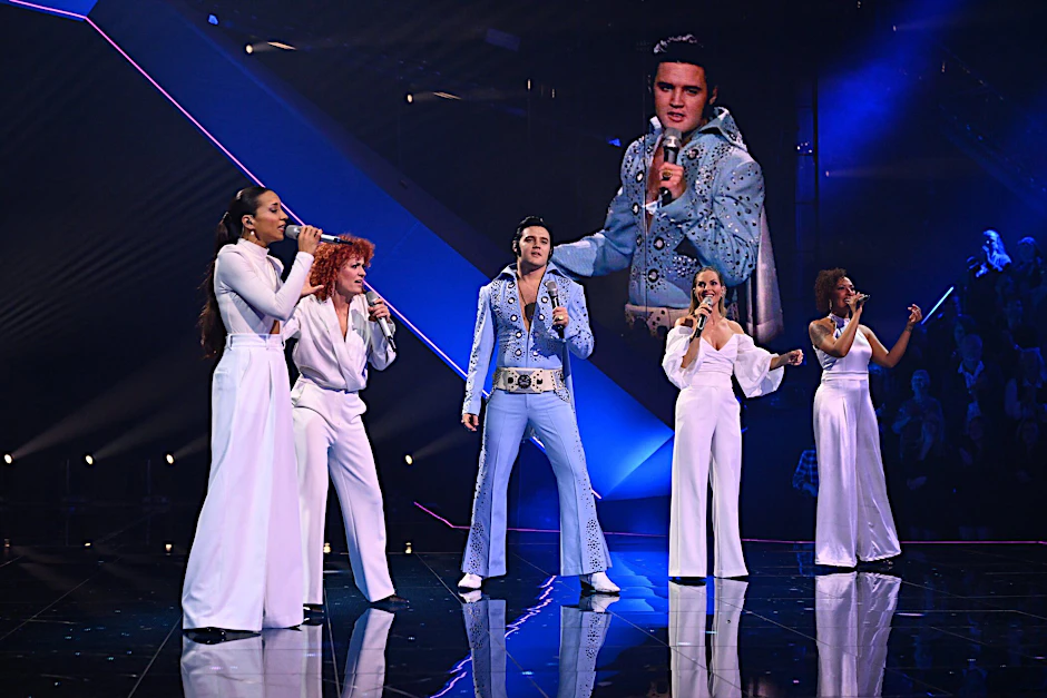 Die No Angels singen mit Elvis Presley, der durch KI-Technik erschaffen wurde.