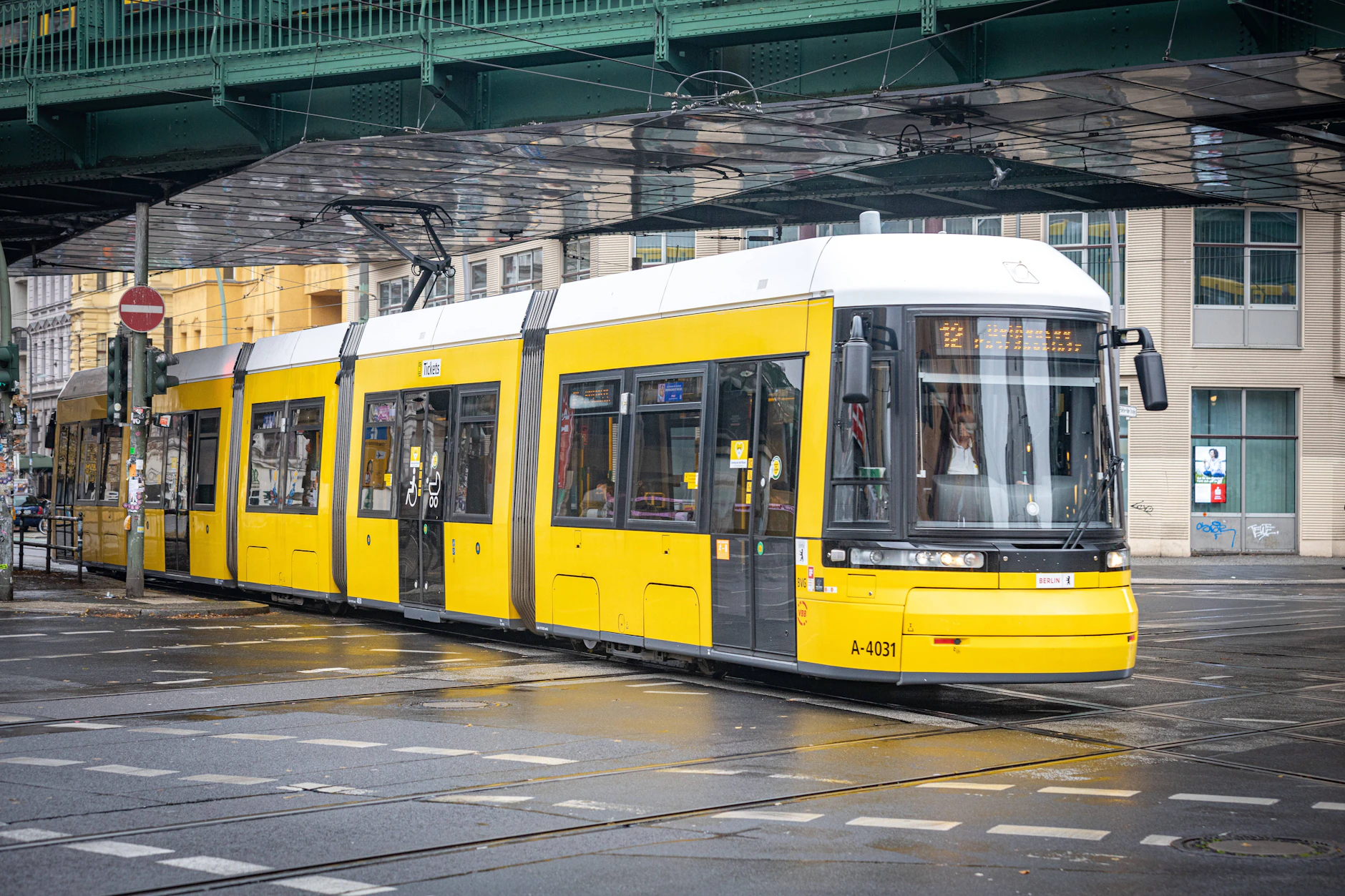 Straßenbahn der BVG auf der Kreuzung Schönhauser Allee/Eberswalder Straße