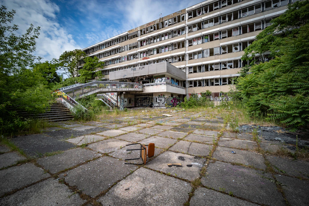 Ein einsamer Stuhl vor der Ruine: Honeckers geheimes DDR-Krankenhaus in Berlin-Buch, heute ein verlassener Lost Place.