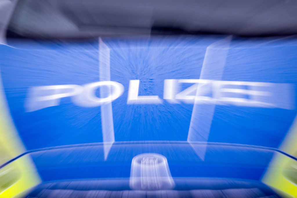 Klinikflucht endet auf Friedhof: Mann in Berlin-Adlershof verletzt Polizistin