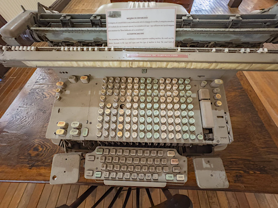Ein mechanischer Computer. Forscher trainieren eine moderne KI heute ausschließlich mit Daten bis 1930, um die wahren Ursprünge maschineller Logik zu entschlüsseln.