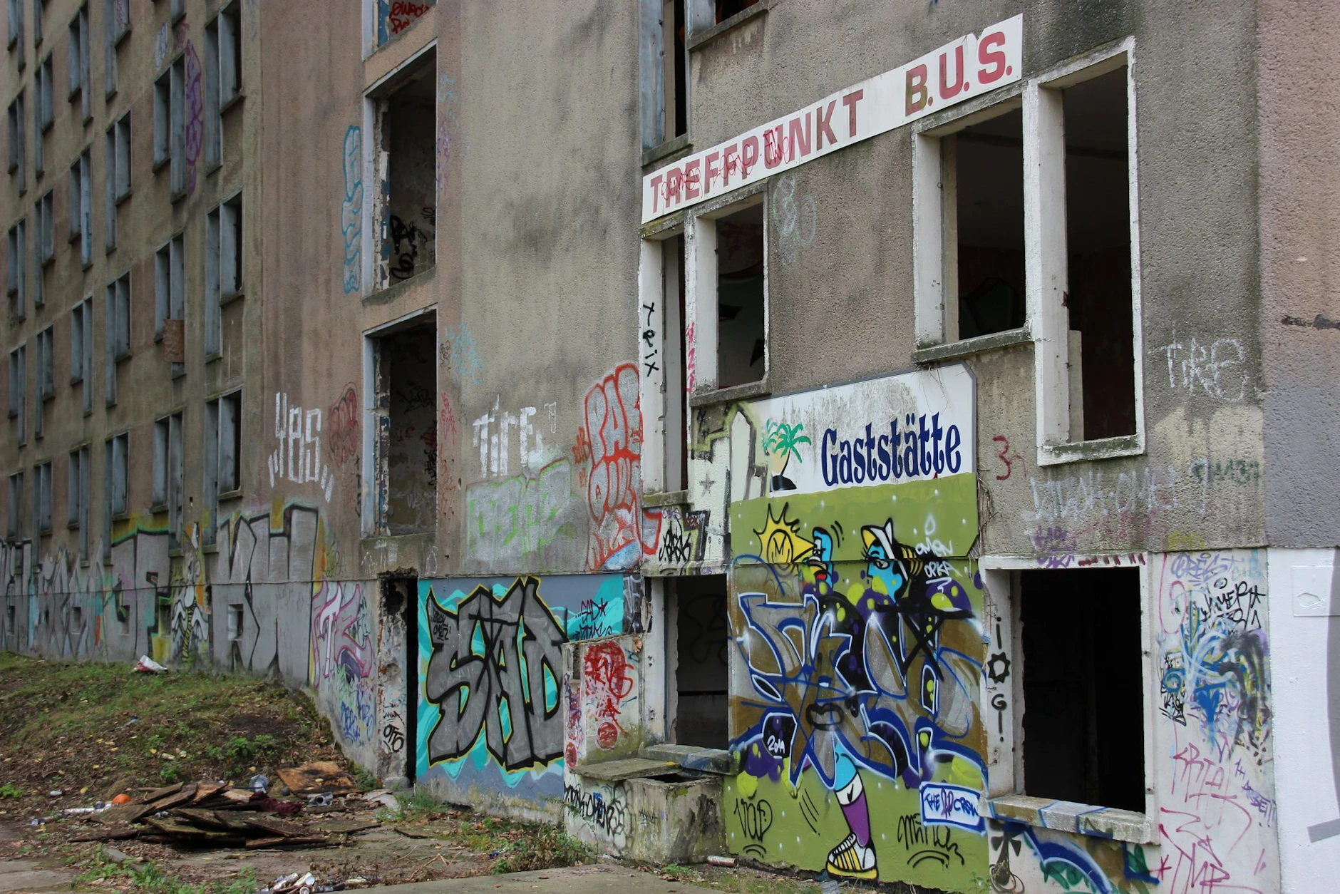 Ruine des Hochhausquartiers für die ehemaligen DDR-Vertragsarbeiter aus Vietnam in der&nbsp; Gehrenseestraße.