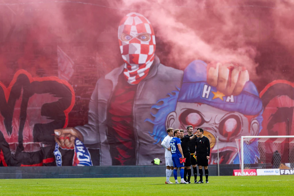 Hitziges Thüringenderby: Beide Fanlager offenbaren ihre große Rivalität bei Duellen mit bildlicher Sprache und Pyrotechnik.