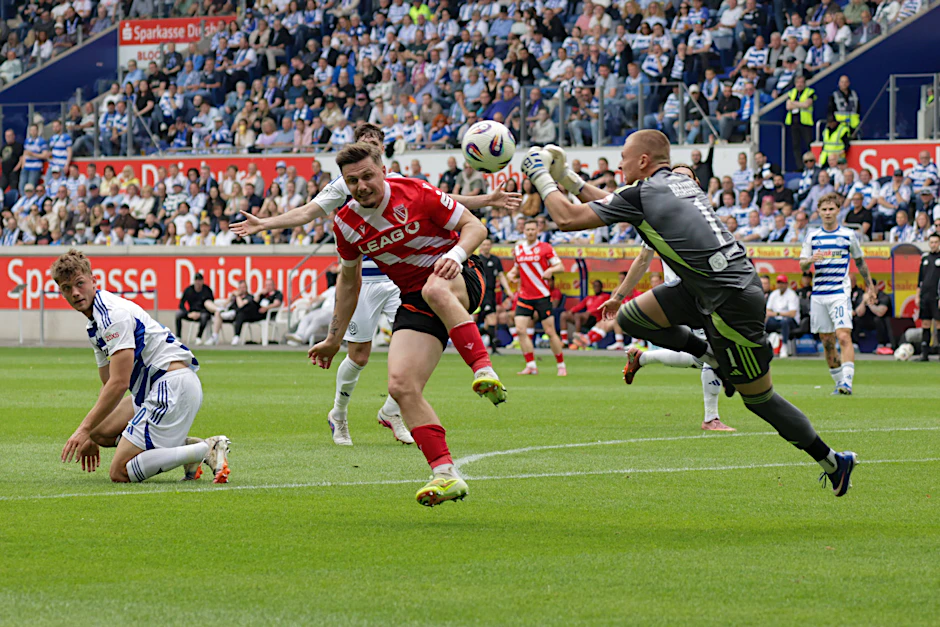 Erik Engelhardt: Der Cottbuser Goalgetter, der in Duisburg auf 1:2 verkürzte, will sein Torkonto gegen Wiesbaden ausbauen.