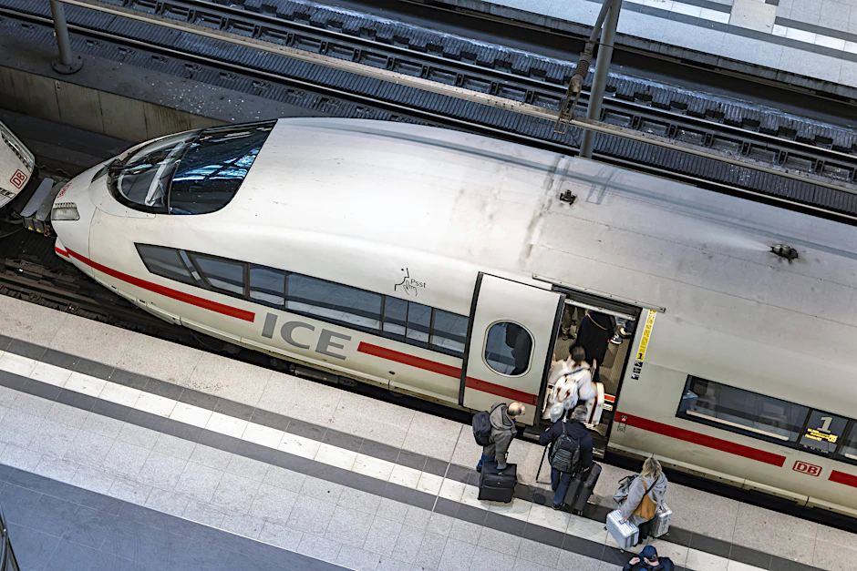 Ein ICE hält am Berliner Hauptbahnhof.