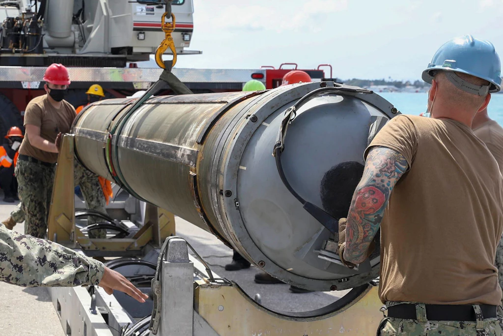Auf diesem von der Marine der USA zur Verfügung gestellten Bild entladen Matrosen des U-Boot-Tenders USS Emory S. Land (AS 39), Abteilung Waffenhandhabung, eine Tomahawk-Rakete vom Schnellangriffs-U-Boot USS Asheville (SSN 758) der Los Angeles-Klasse. Die USA wollten erstmals seit dem Kalten Krieg wieder dieses Waffensystem in Deutschland stationieren, welches bis nach Russland reicht.