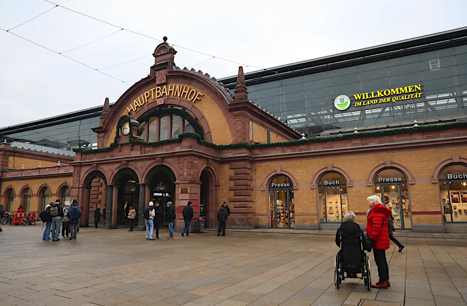 In Thüringen packen mehr Menschen ihre Koffer als hinzuziehen. (Bahnhofsgebäude auf dem Willy-Brandt-Platz in Erfurt)