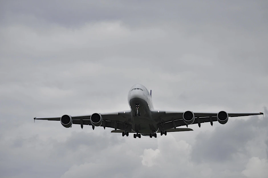 Ein Flugzeug im Landeanflug am Baden-Airpark