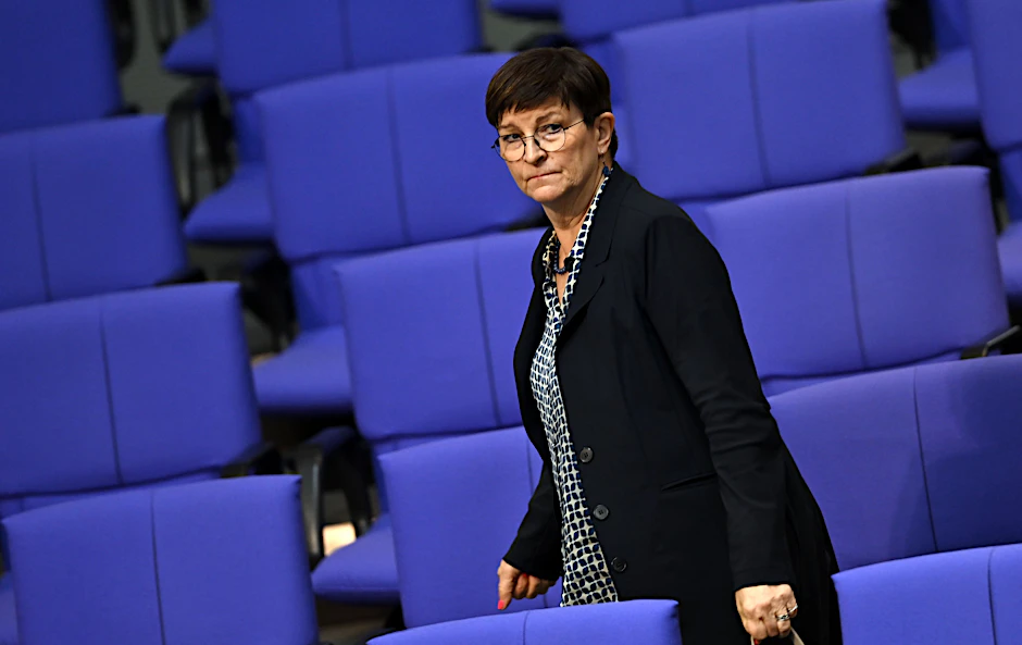 Saskia Esken (SPD) verlässt den Plenarsaal des Bundestags im März 2026.