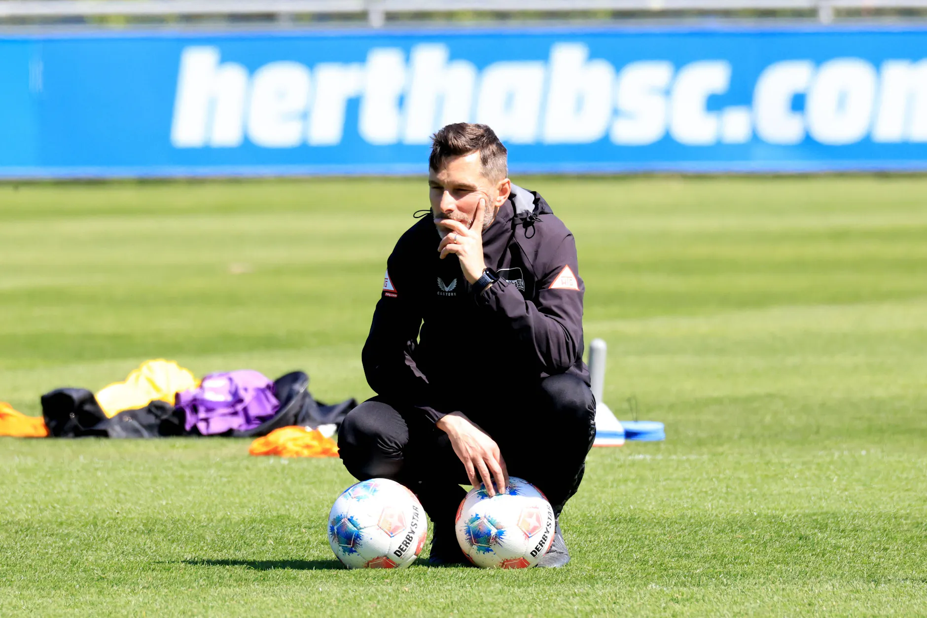 Hertha-Trainer Stefan Leitl grübelt über den neuen Kader für die Saison 2026/27 nach. Im Blick hat er Spieler, mit denen er in Fürth 2021 aufgestiegen ist.