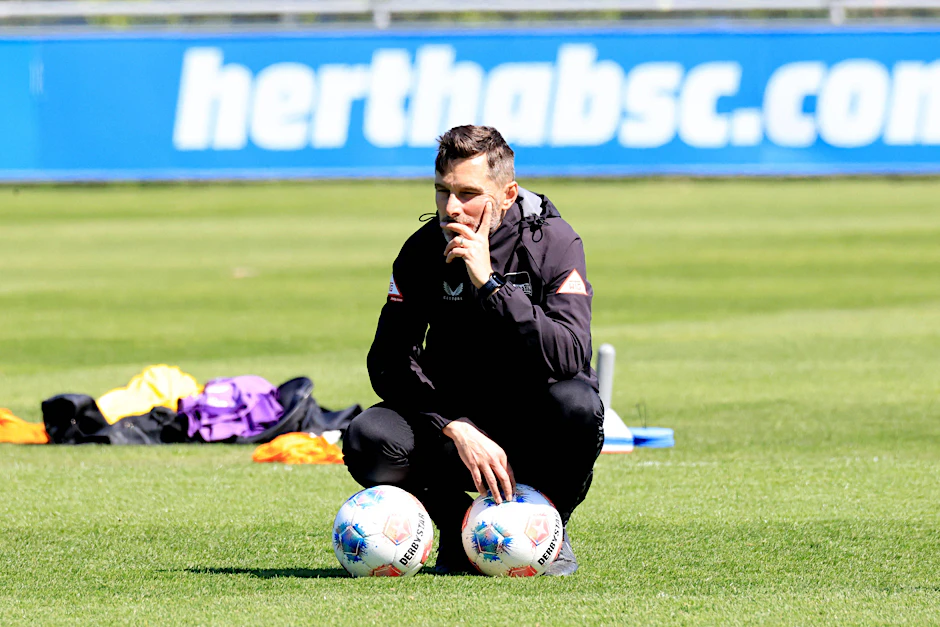 Hertha-Trainer Stefan Leitl grübelt über den neuen Kader für die Saison 2026/27 nach. Im Blick hat er Spieler, mit denen er in Fürth 2021 aufgestiegen ist.