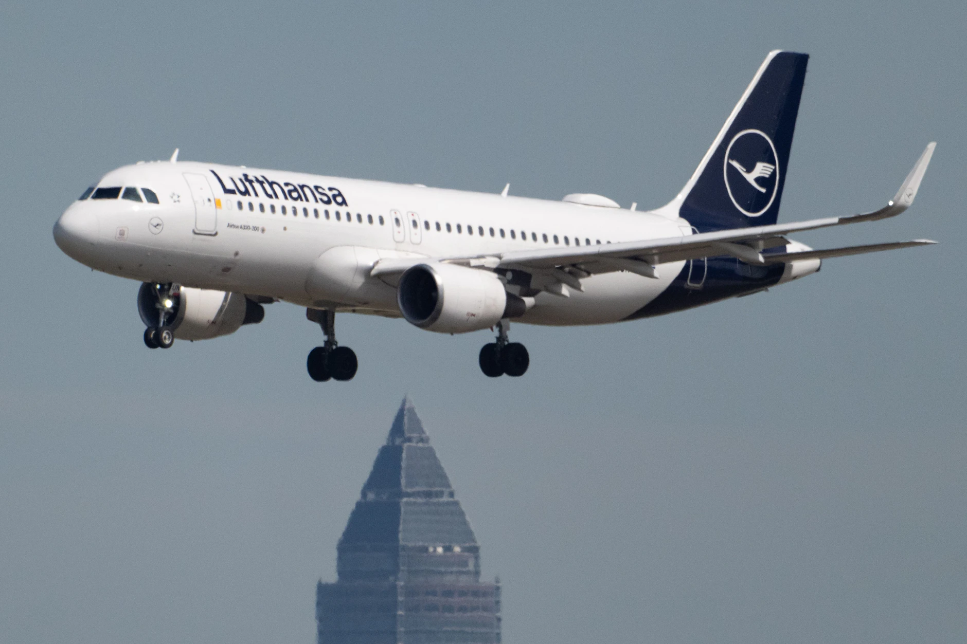 Lufthansa gehört zu den am stärksten vom Kerosinmangel betroffenen Fluggesellschaften – der Konzern hat bereits Dutzende Flugzeuge am Boden gelassen.