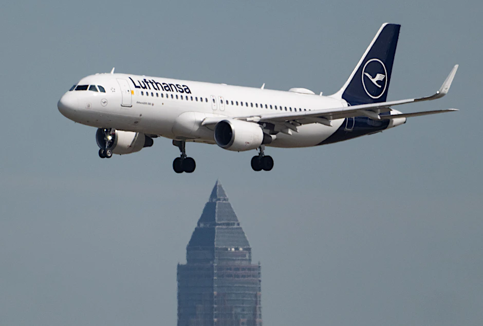 Lufthansa gehört zu den am stärksten vom Kerosinmangel betroffenen Fluggesellschaften – der Konzern hat bereits Dutzende Flugzeuge am Boden gelassen.