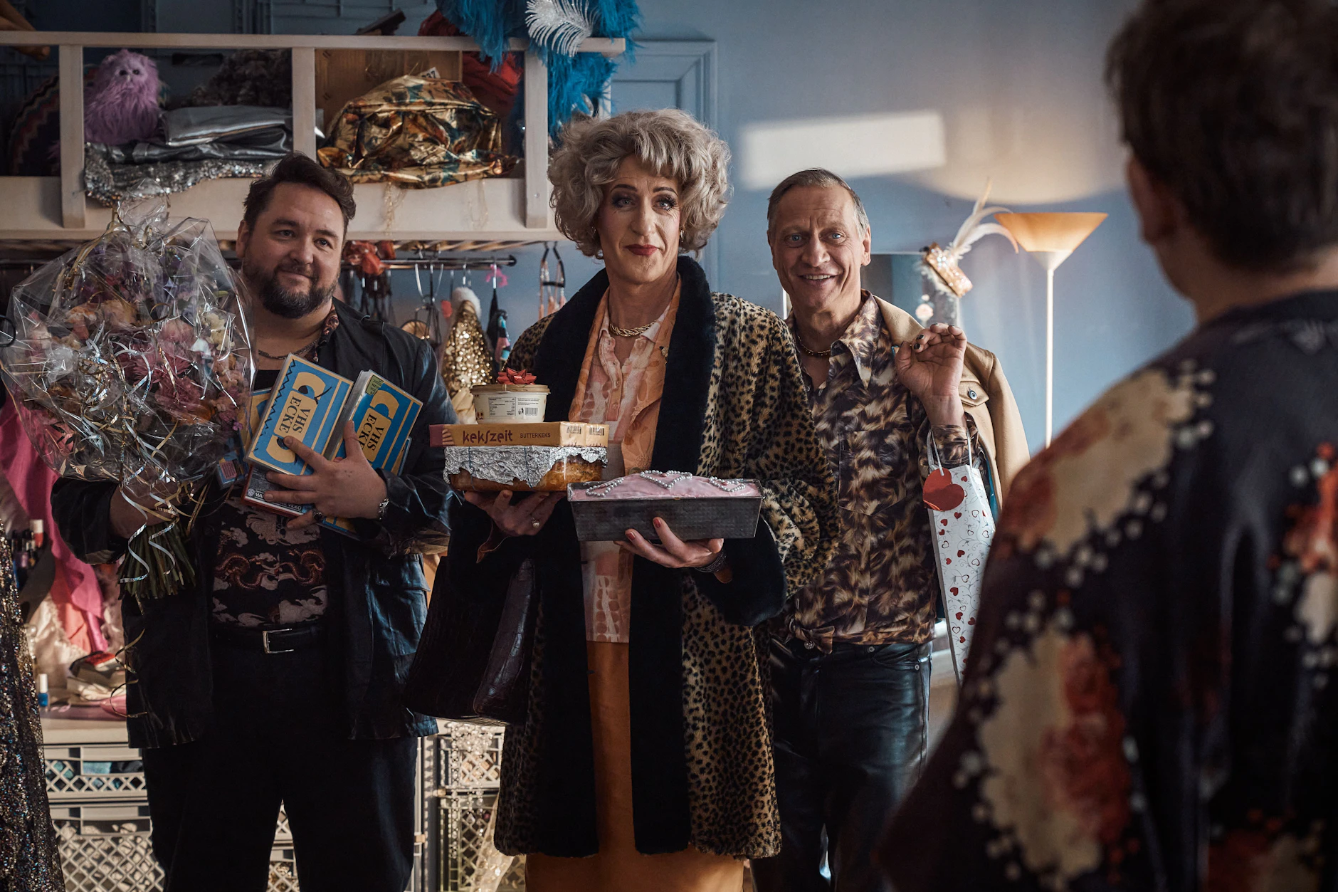 Olivia Jones fand auf der Reeperbahn ihre Familie: Marius Körbel (gespielt von Daniel Zillmann, v.l.), Lilo Wanders (gespielt von Stephan Kampwirth) und Lulu Duvall (gespielt von Victor Schefé).
