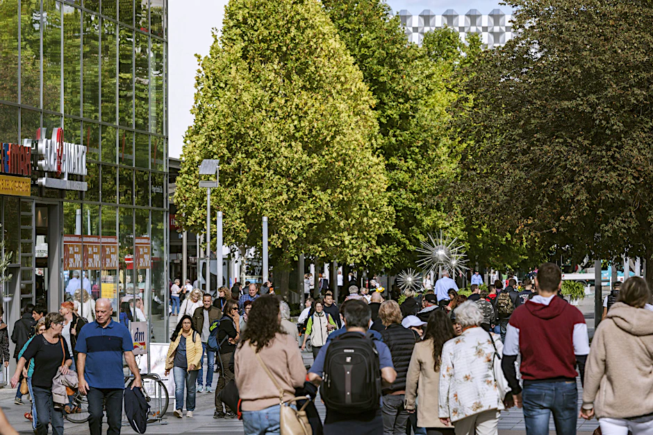 In der Fußgängerzone der Prager Straße im Stadtzentrum Dresdens werden voraussichtlich bald weniger Menschen unterwegs sein, denn Sachsens Einwohnerzahl schwindet.