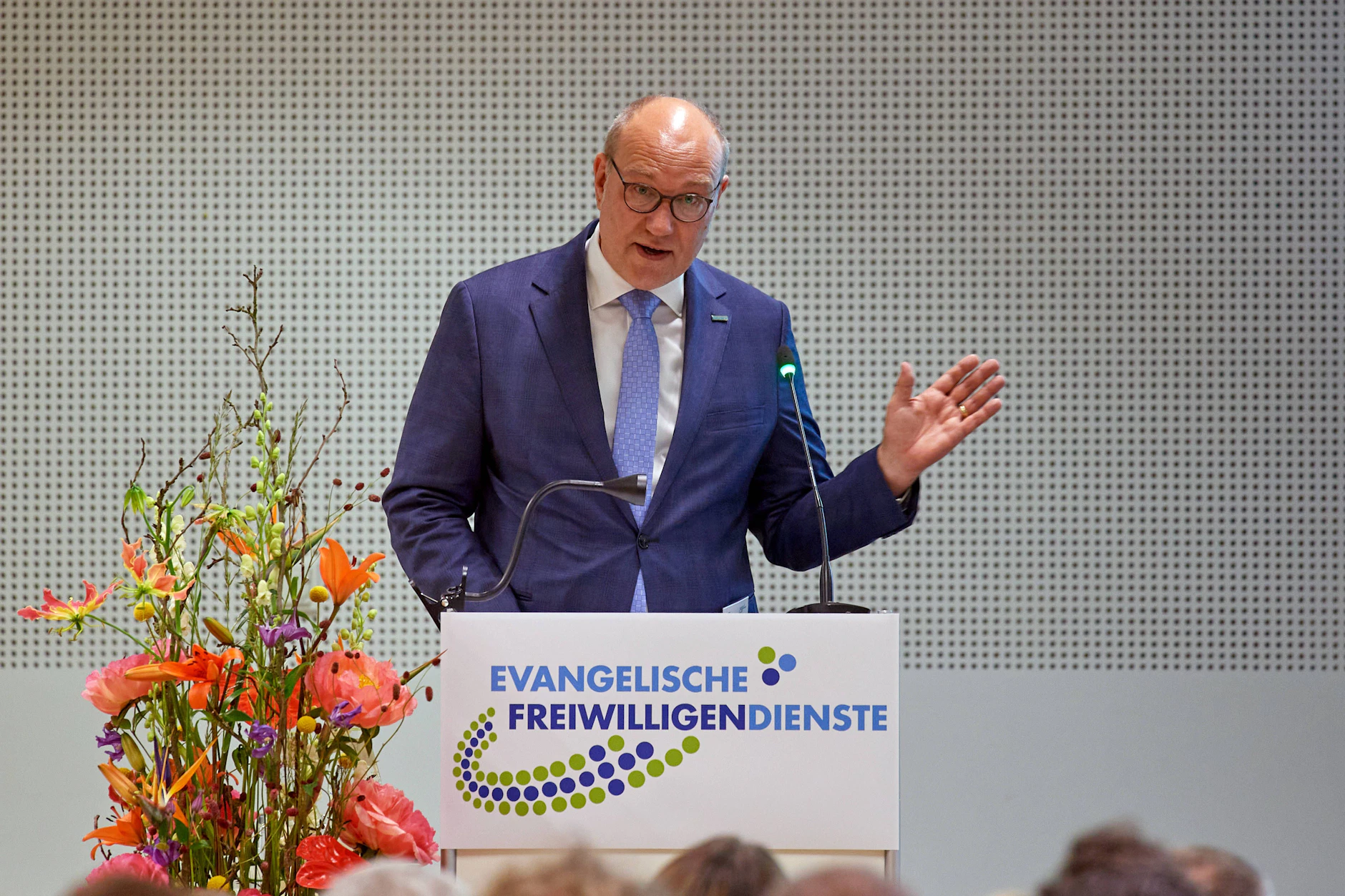 Diakonie-Präsident Rüdiger Schuch hält es für falsch, bei Eltern und Großeltern den Rotstift anzusetzen.
