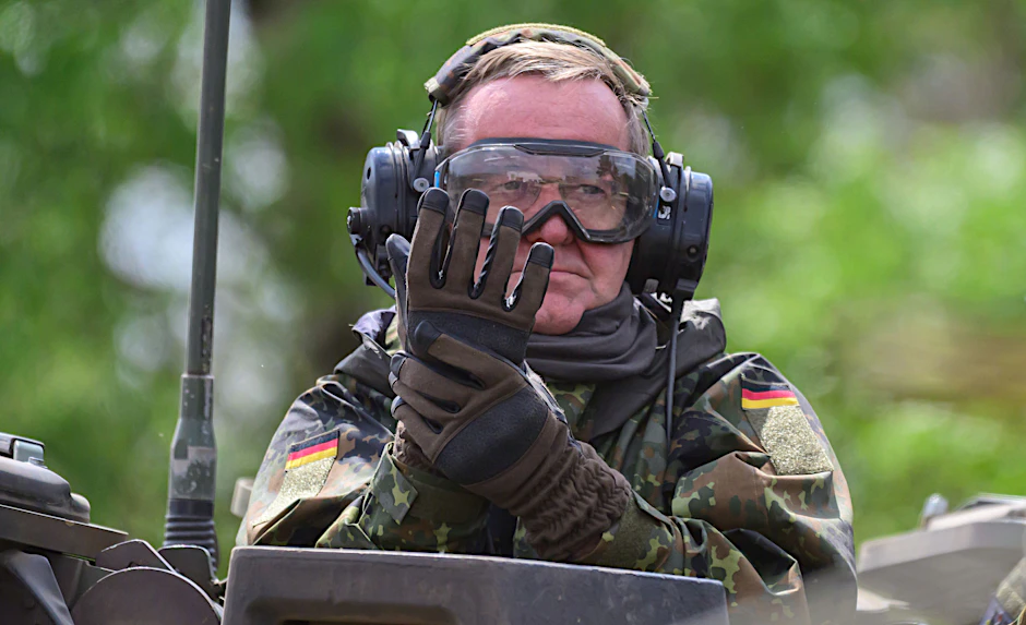 Strenge Miene im Panzer: Boris Pistorius muss die Generation Z erst noch von der Bundeswehr überzeugen.