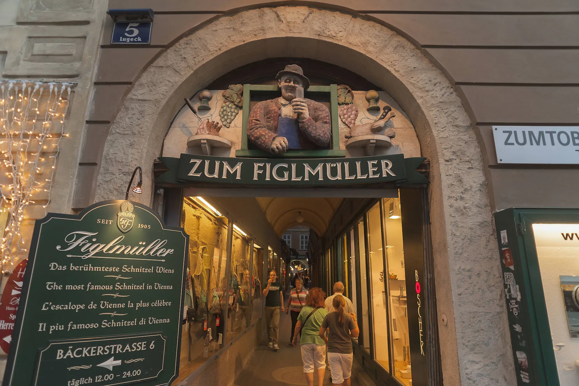 Das Figlmüller gehört zu den legendären Wiener-Schnitzel-Lokalen in Österreich.