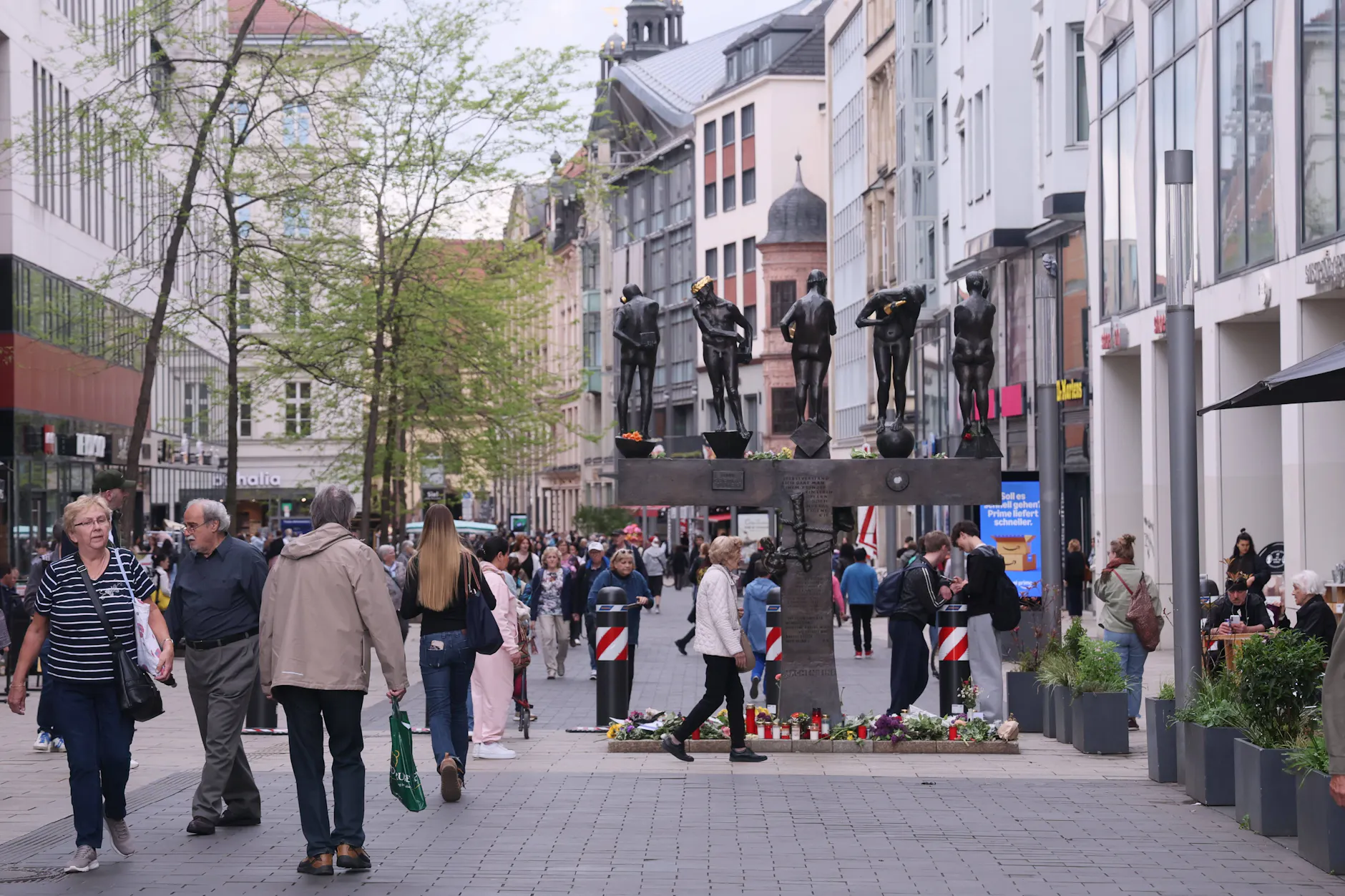 In der Innenstadt sind vor wenigen Tagen zwei Menschen totgefahren worden. Leipzig trauert, aber macht weiter.