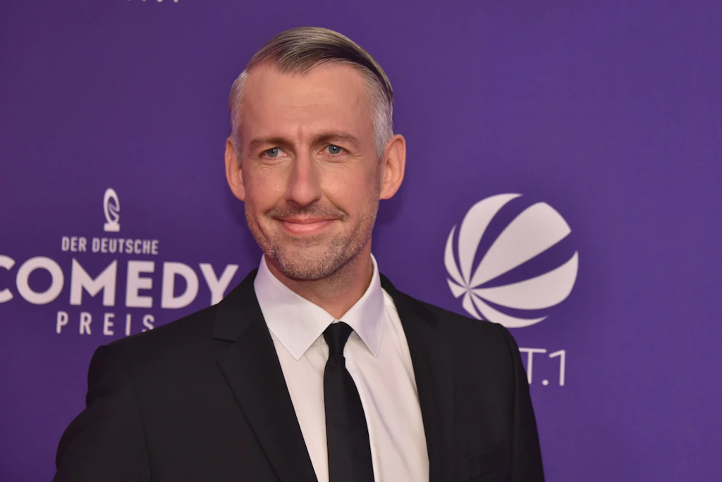 Auch Sebastian Pufpaff ist nicht überzeugt von „Staying Alive – Stars singen mit Legenden“.