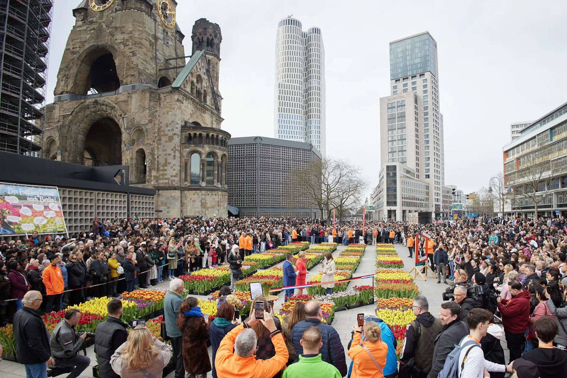 2026: Menschen trauen sich wieder in Massen auf den Breitscheidplatz, obwohl hier vor rund zehn Jahren viele Personen auf einmal umgekommen sind. Der Experte erklärt: Wir haben den Terroranschlag inzwischen gut verarbeiten können.