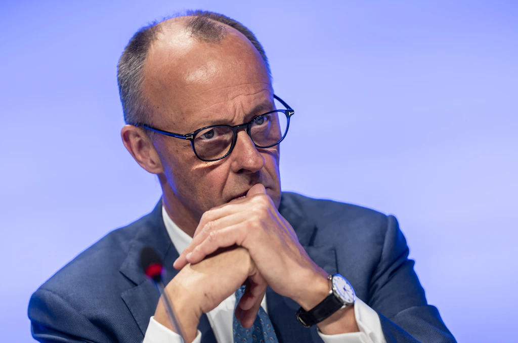 Bundeskanzler Friedrich Merz (CDU) sitzt auf dem Podium beim Wirtschaftstag des CDU-Wirtschaftsrates.