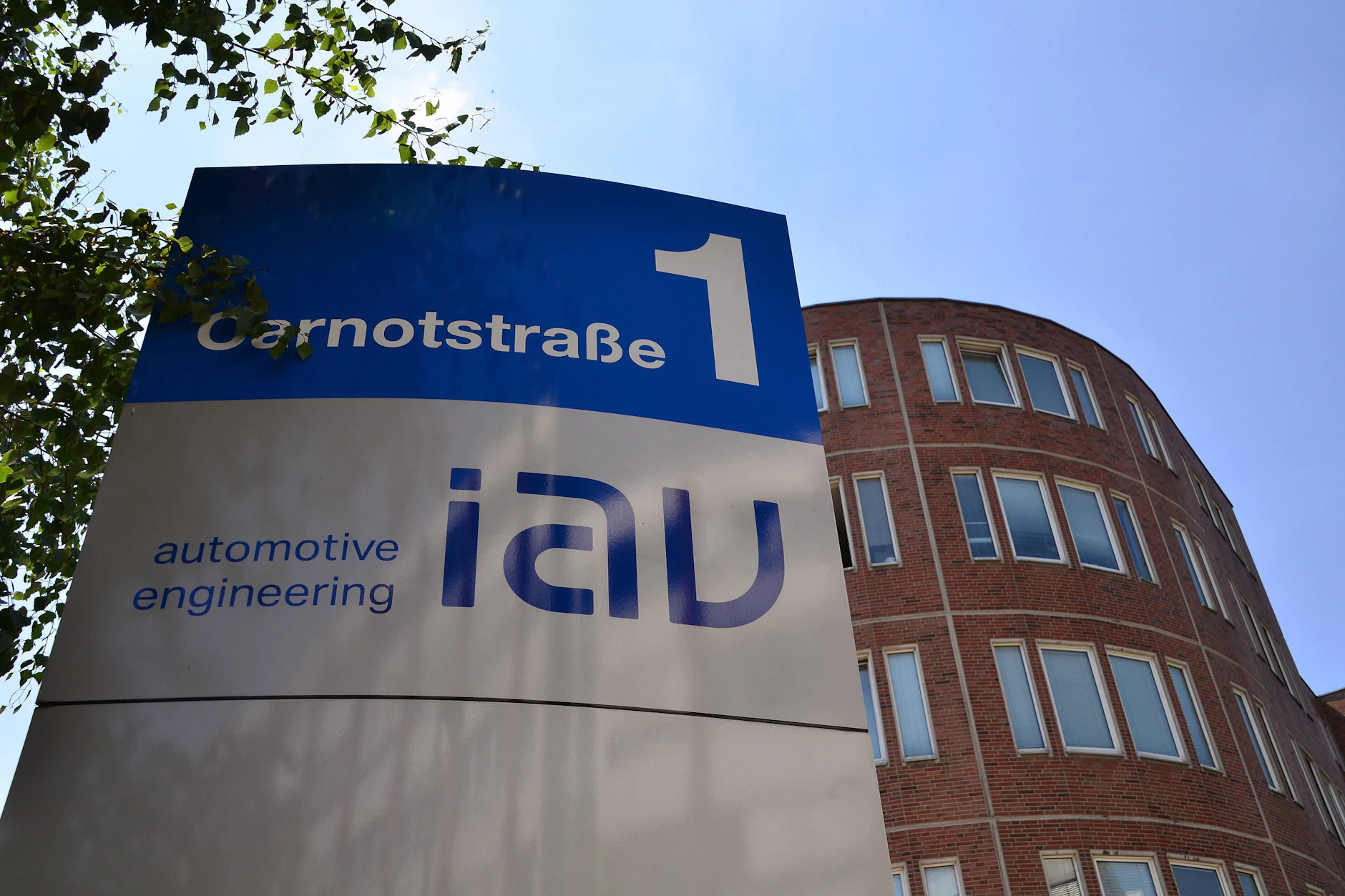 IAV rechtfertigt den enormen Stellenabbau mit Überkapazitäten.