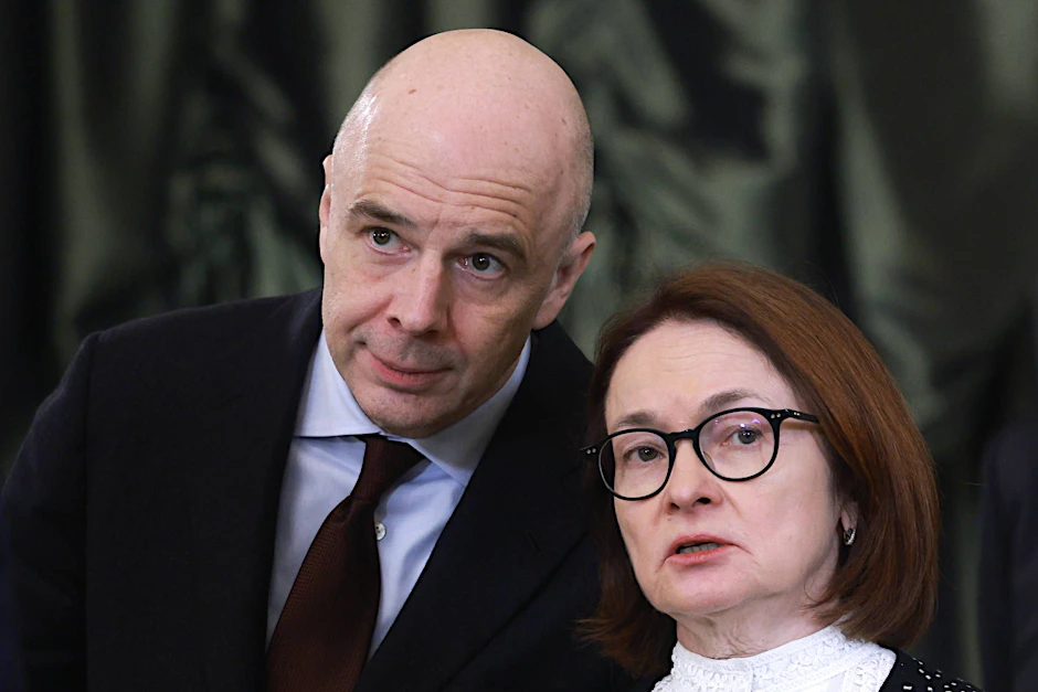 Der russische Finanzminister Anton Siluanov und die Chefin der russischen Zentralbank, Elvira Nabiullina, bei Gesprächen mit Kreml-Chef Wladimir Putin im Februar 2026.