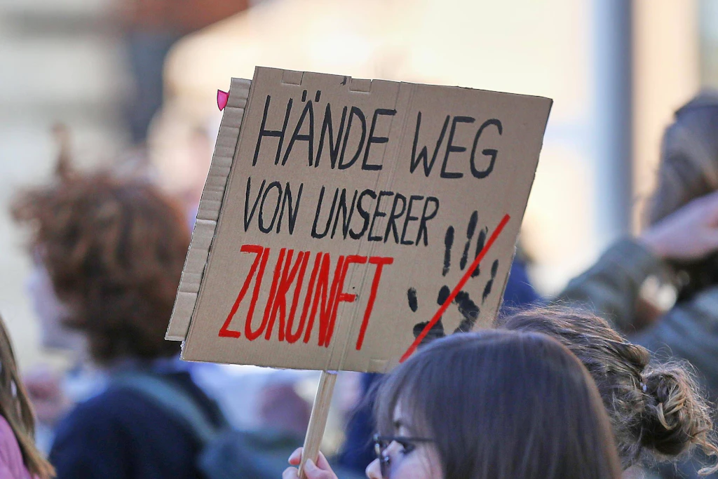 Schulstreik gegen Wehrpflicht am 5. März auf dem Potsdamer Platz in Berlin: „Hände weg von unserer Zukunft“, ist nur eins der vielen Demo-Schilder der Jugendlichen.