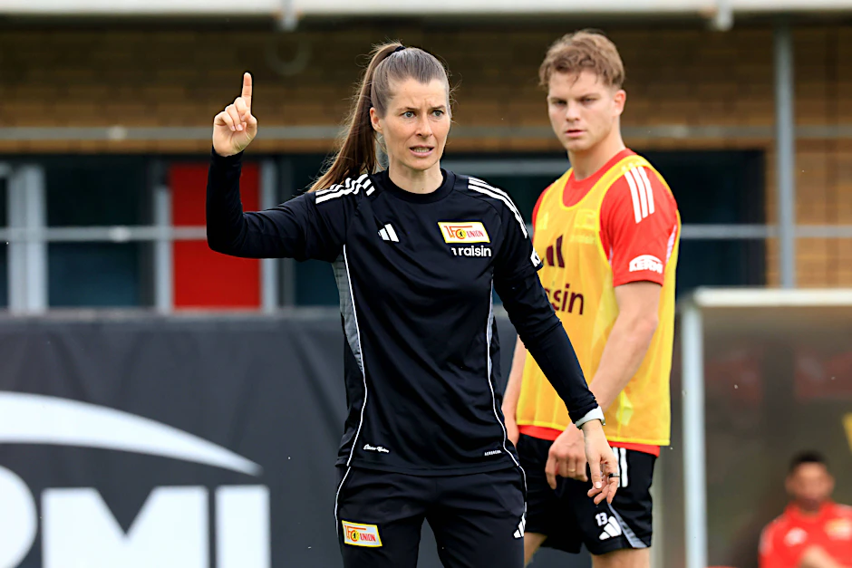 Marie-Louise Eta (l.) trainiert noch bis zum Saisonende die Profis des 1. FC Union Berlin.
