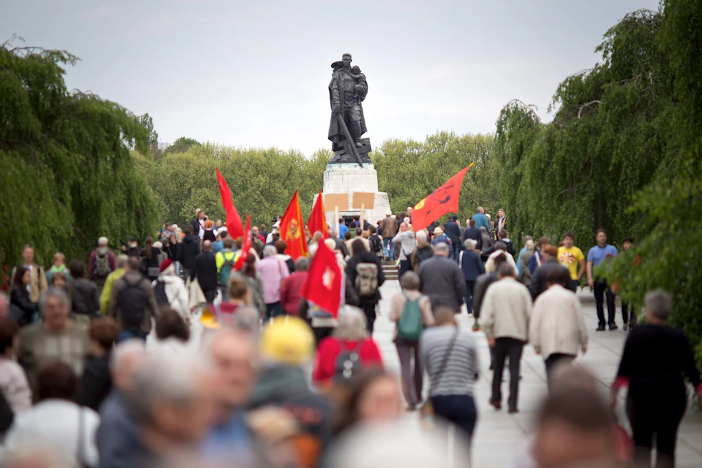 8. und 9. Mai: Polizei verbietet Russland-Symbole an Berliner Ehrenmalen