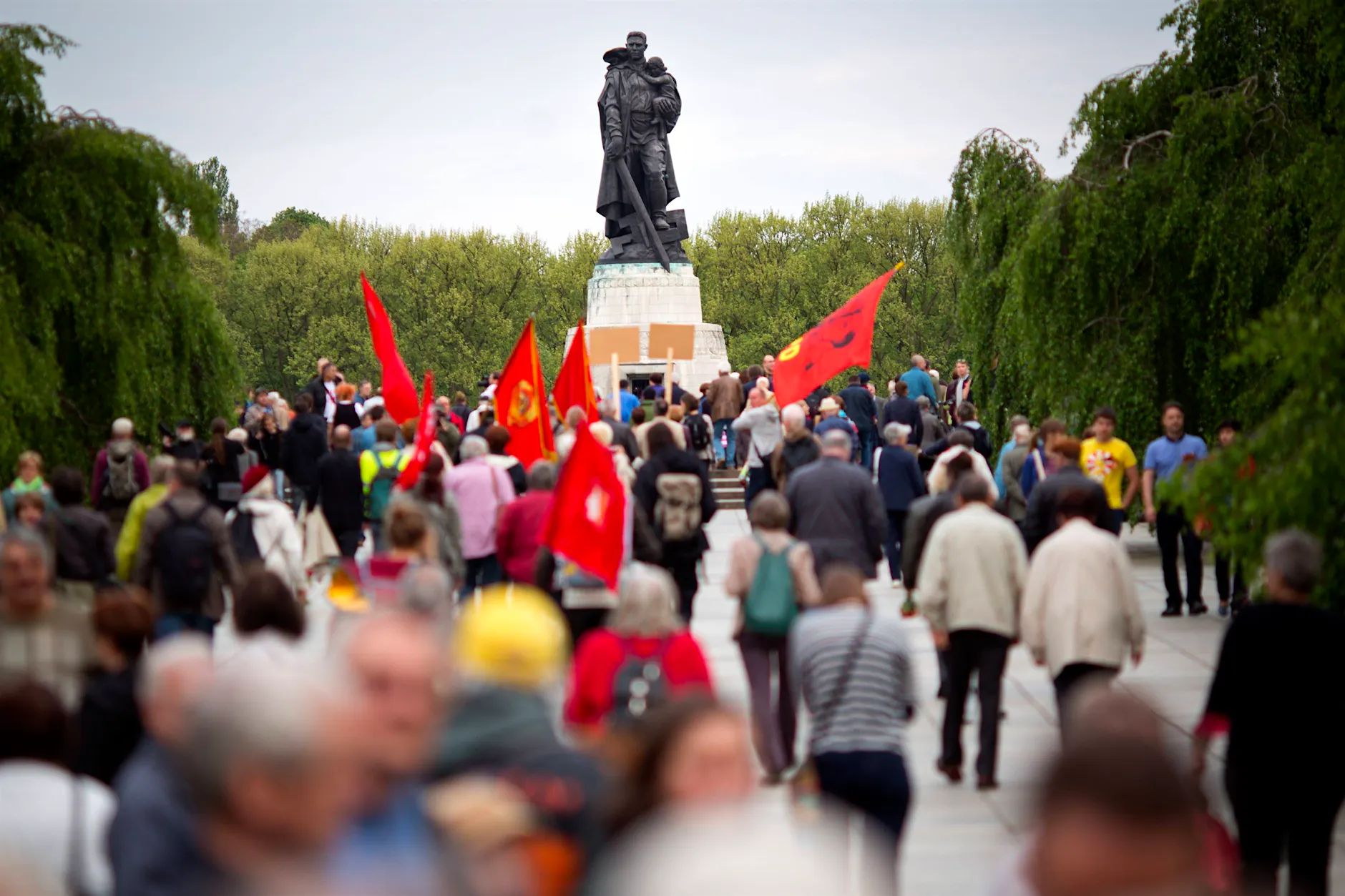 8. und 9. Mai: Polizei verbietet Russland-Symbole an Berliner Ehrenmalen