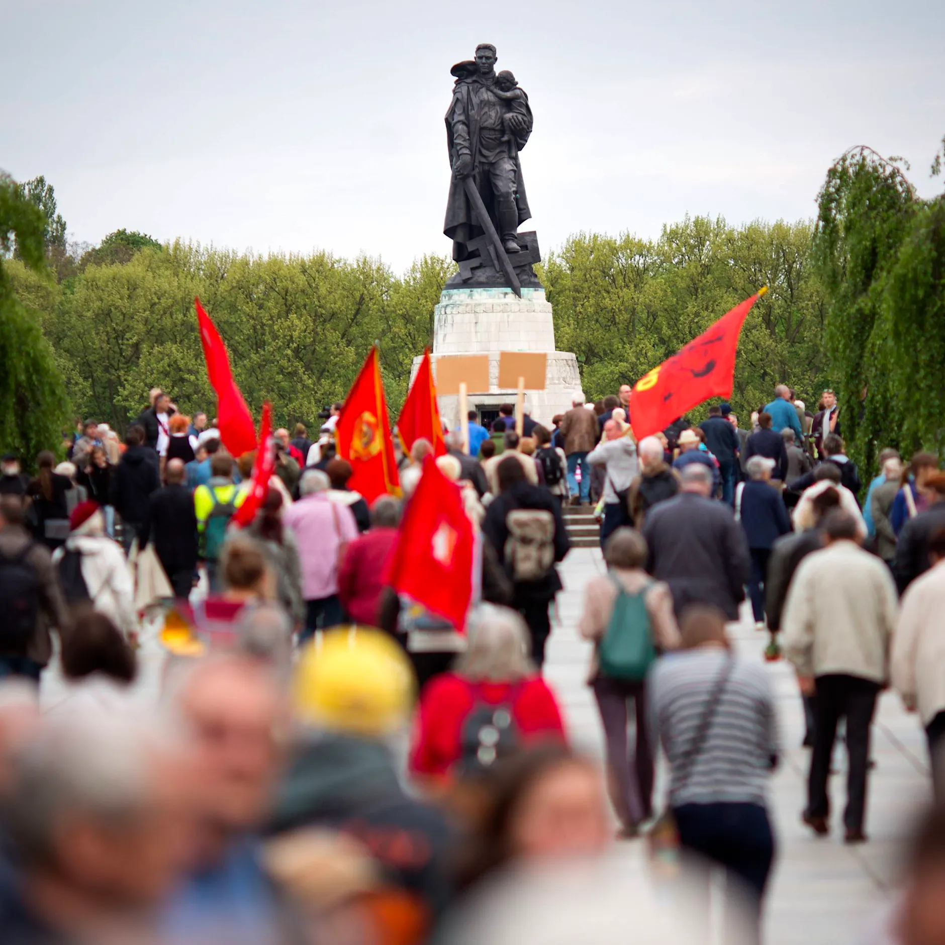 8. und 9. Mai: Polizei verbietet Russland-Symbole an Berliner Ehrenmalen