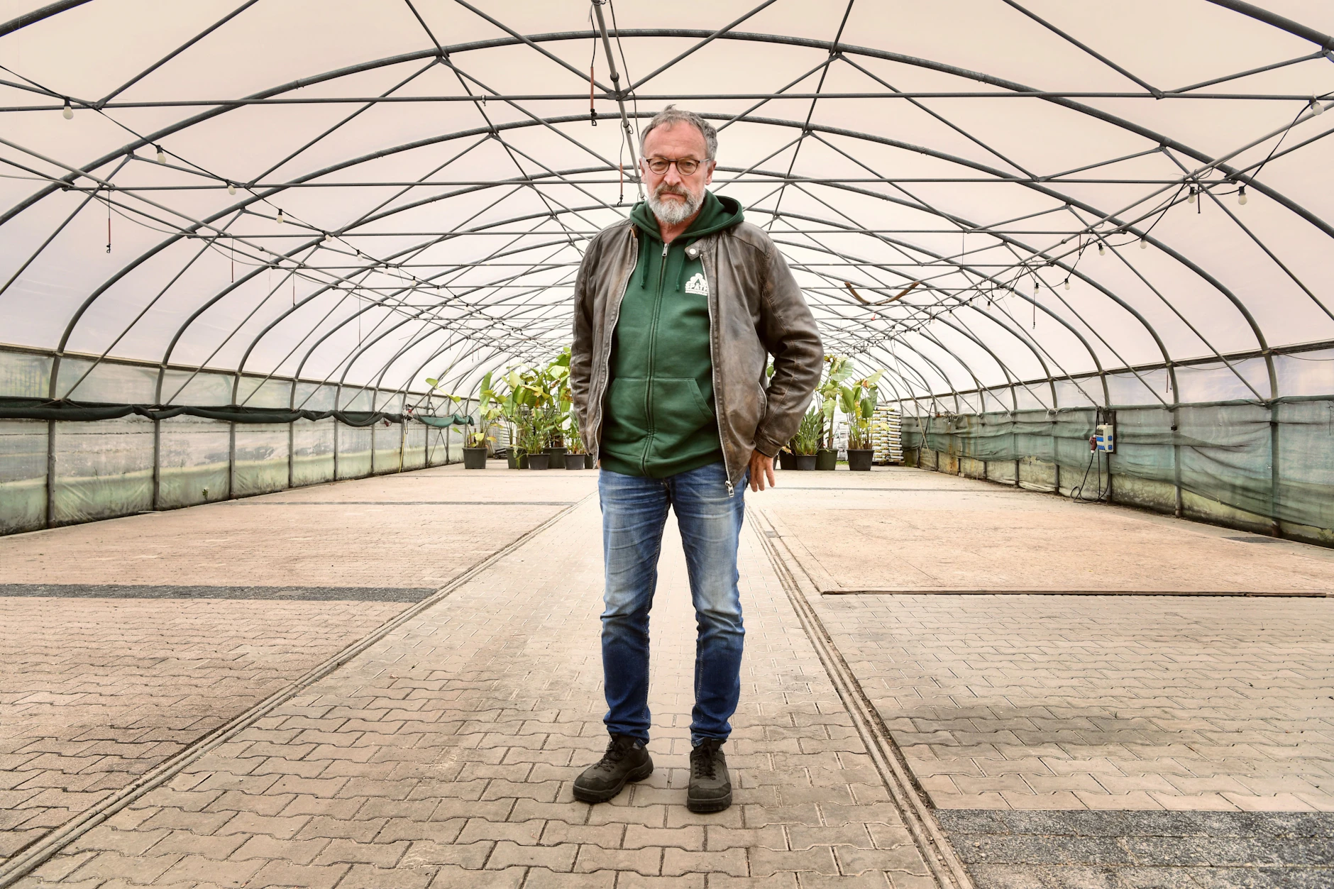 Seniorchef Holger Zahn von den Späth’schen Baumschulen steht in einem Gewächshaus, das einer Schule für das neue Wohngebiet Platz machen soll.