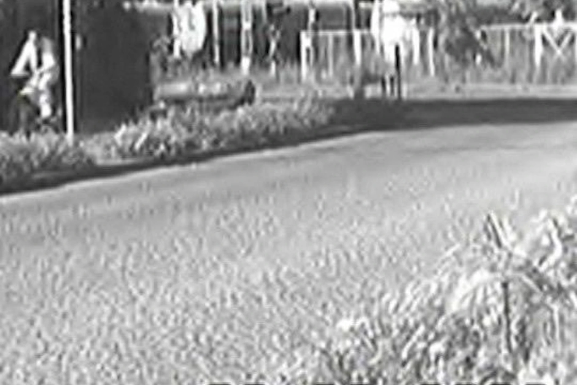 Ein Foto von einer Überwachungskamera. Es zeigt den Radfahrer, der der mutmaßliche Mörder von Kirsten Sahling sein soll.